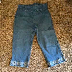 Denim Alfred Dunner Capri; 16W, floral embroidery with frayed hem